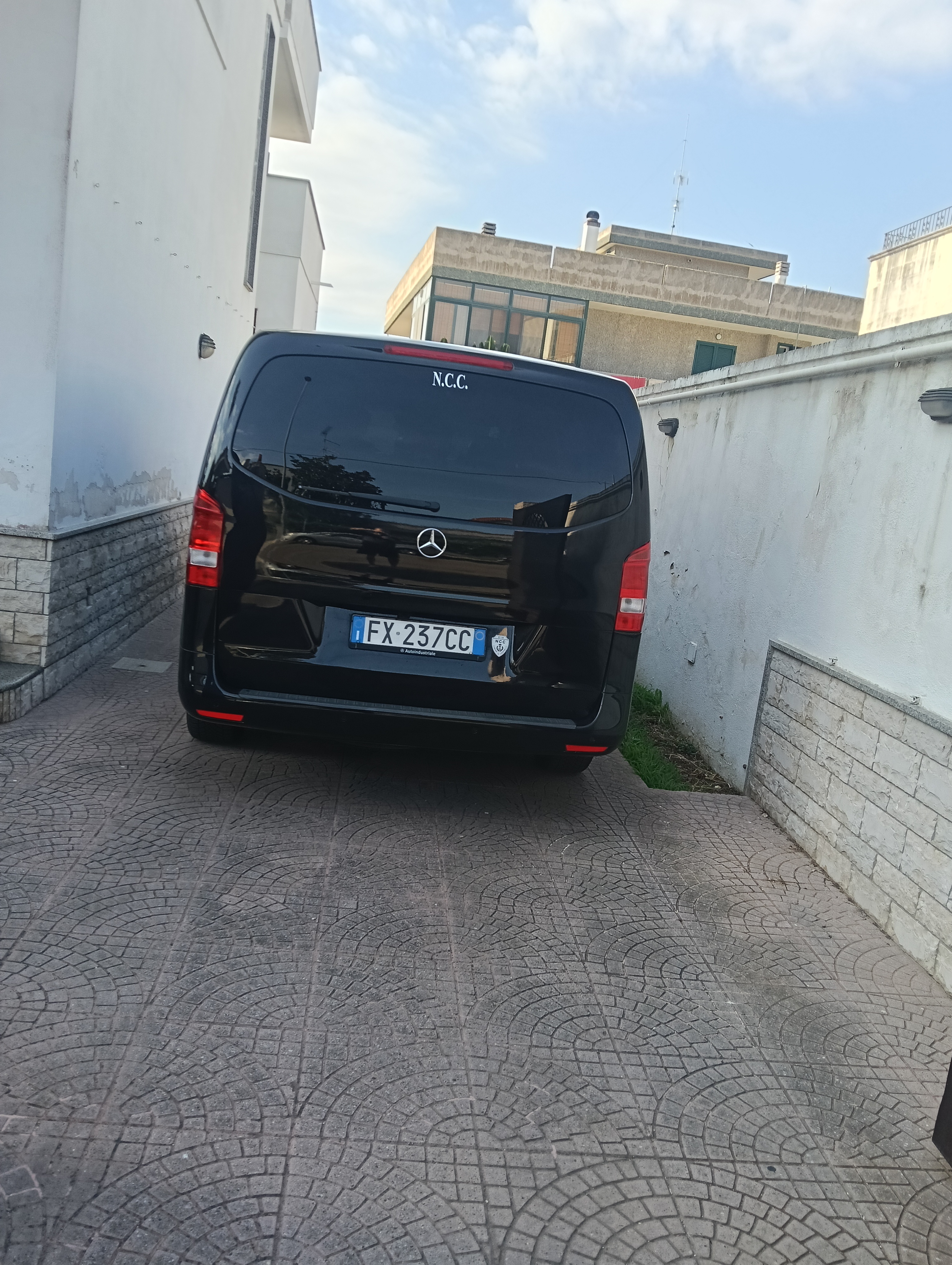Vehicle image of Roberto