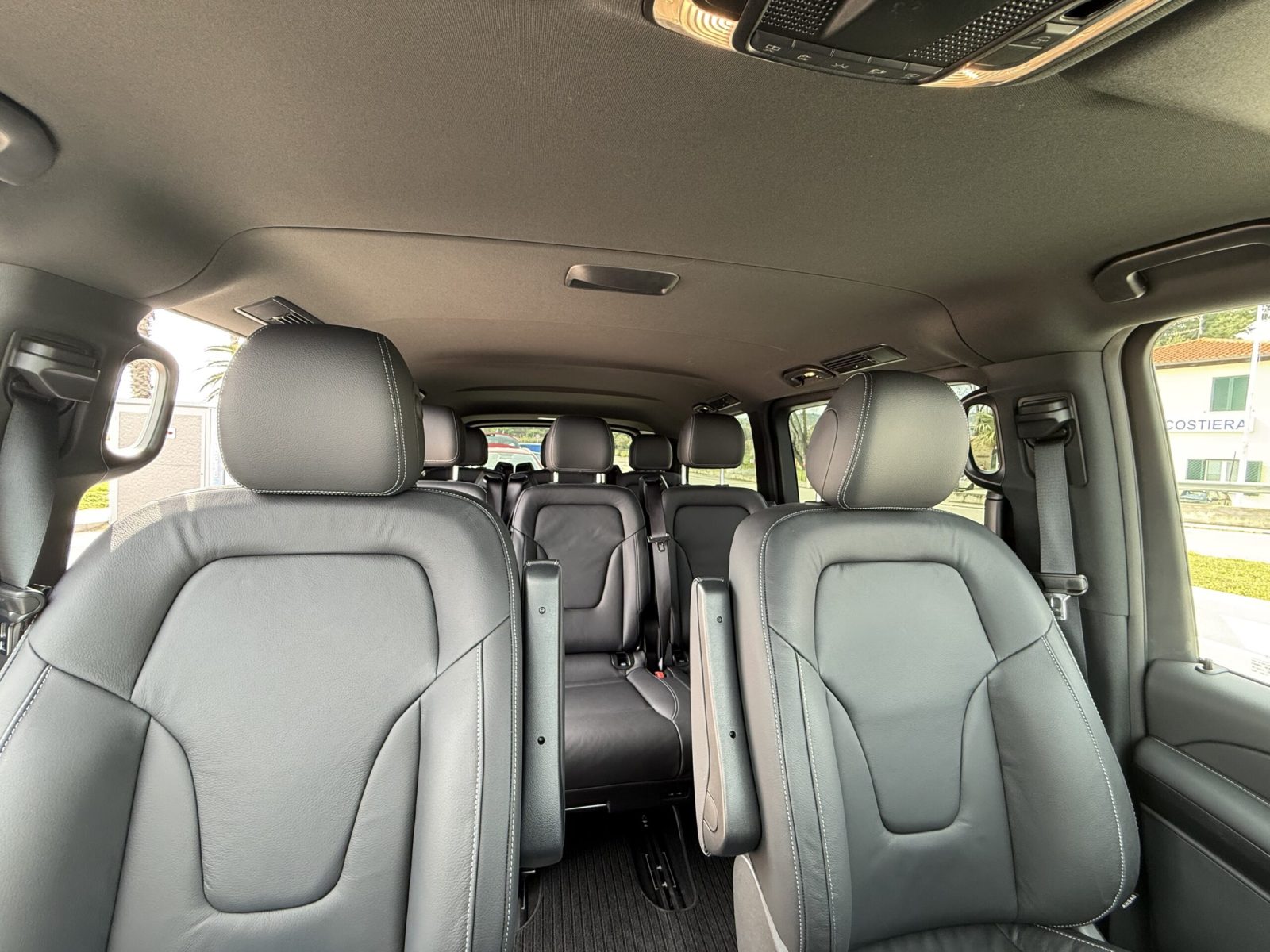 Fahrzeugbild von Luxury Travel Service