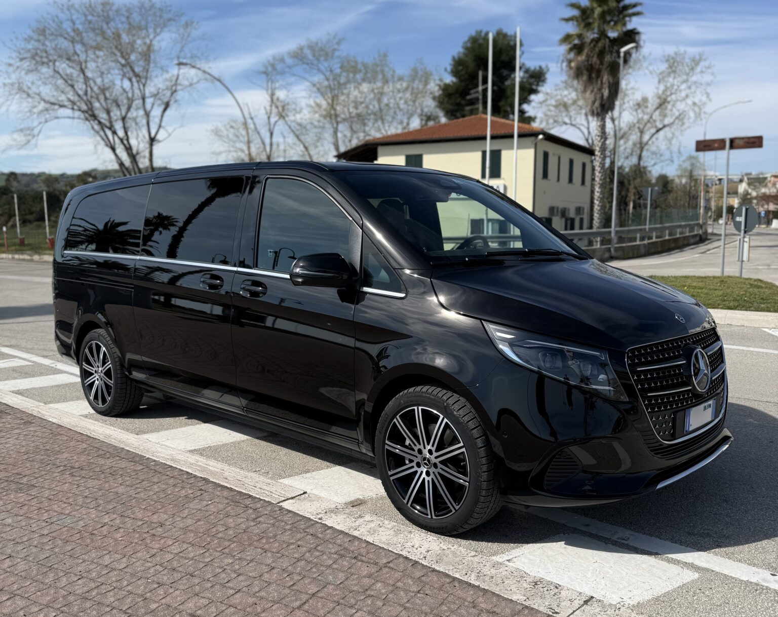Fahrzeugbild von Luxury Travel Service