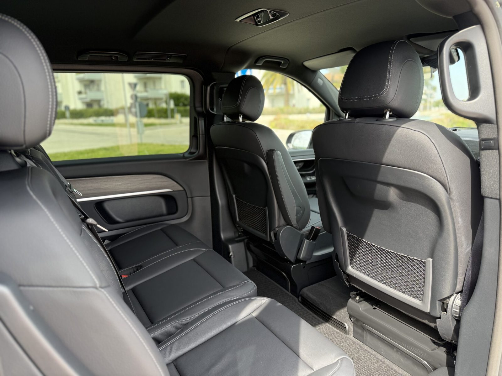 Fahrzeugbild von Luxury Travel Service