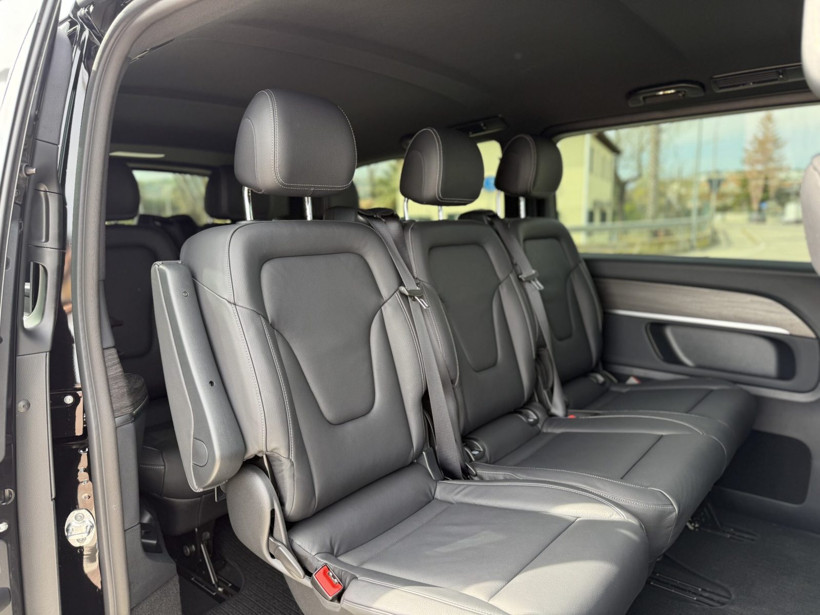 Fahrzeugbild von Luxury Travel Service