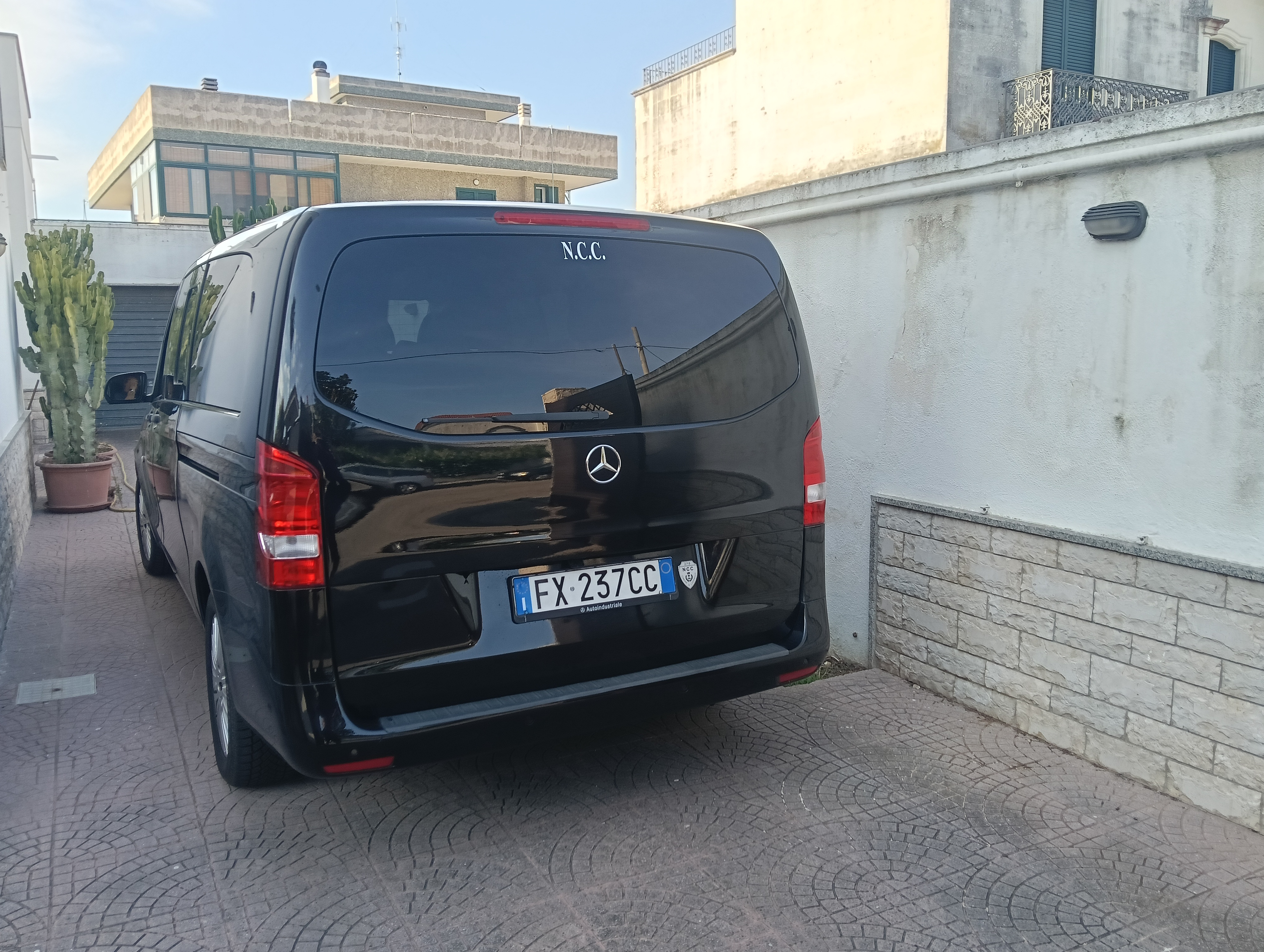 Vehicle image of Roberto